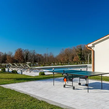 Beautiful Jurasi With Outdoor Pool In Tinjan Villa *