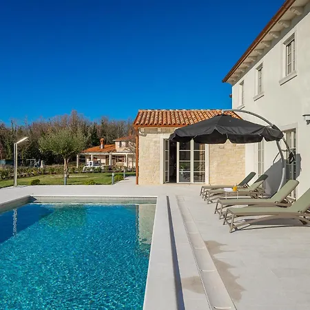 Beautiful Jurasi With Outdoor Pool In Tinjan *