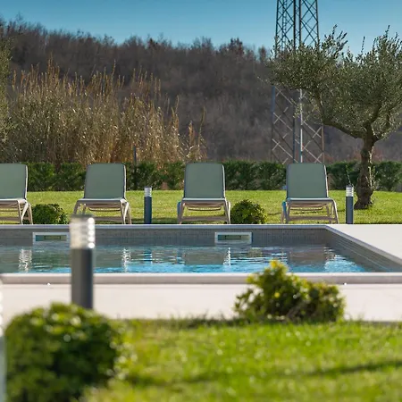 Villa Beautiful Jurasi With Outdoor Pool In Tinjan