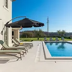 Beautiful Jurasi With Outdoor Pool In Tinjan Muntrilj