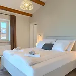 Beautiful Jurasi With Outdoor Pool In Tinjan Willa