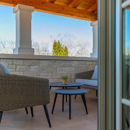 Beautiful Jurasi With Outdoor Pool In Tinjan Villa Muntrilj