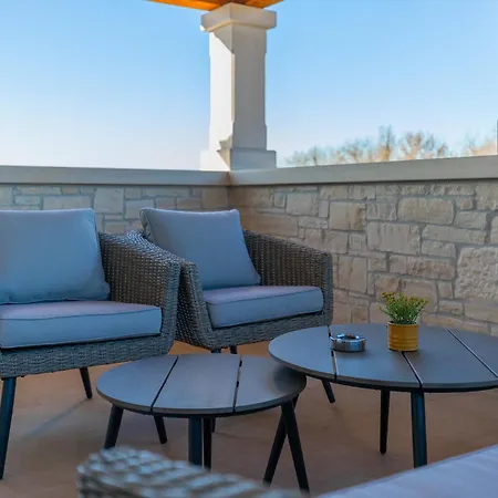 Beautiful Jurasi With Outdoor Pool In Tinjan Villa