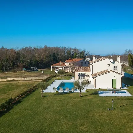 Beautiful Jurasi With Outdoor Pool In Tinjan Villa *
