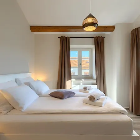 Villa Beautiful Jurasi With Outdoor Pool In Tinjan