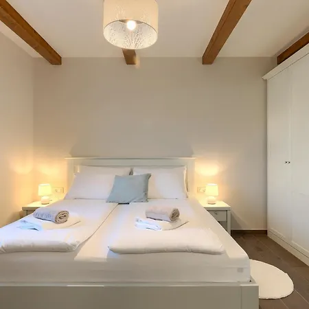 Beautiful Jurasi With Outdoor Pool In Tinjan
