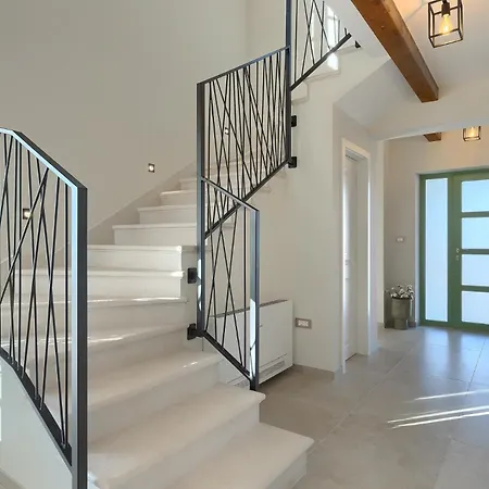 Beautiful Jurasi With Outdoor Pool In Tinjan Villa *