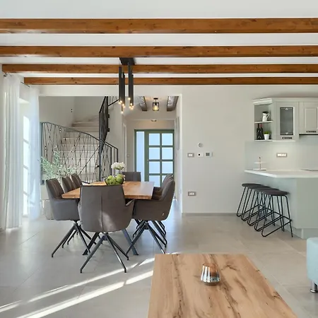 Villa Beautiful Jurasi With Outdoor Pool In Tinjan Muntrilj