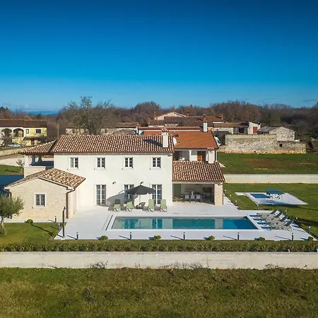 Beautiful Jurasi With Outdoor Pool In Tinjan Villa Muntrilj
