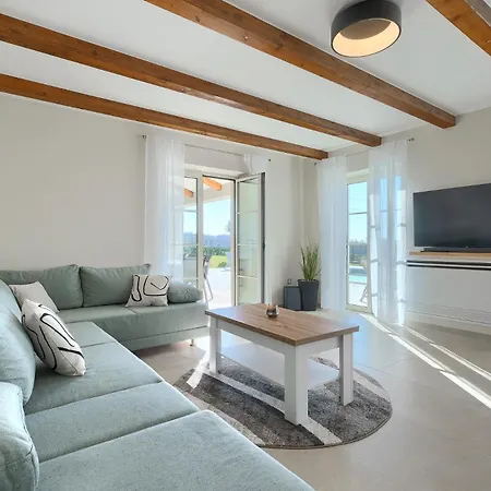 Beautiful Jurasi With Outdoor Pool In Tinjan Villa