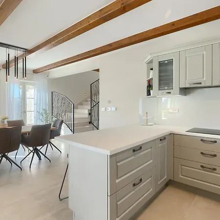 Villa Beautiful Jurasi With Outdoor Pool In Tinjan *