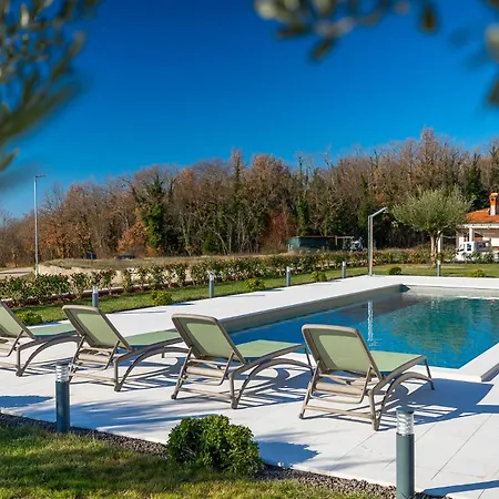 Beautiful Jurasi With Outdoor Pool In Tinjan Villa *