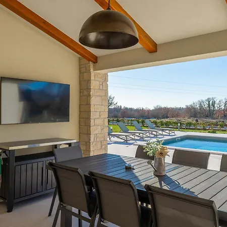 Villa Beautiful Jurasi With Outdoor Pool In Tinjan Muntrilj
