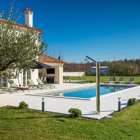 Beautiful Jurasi With Outdoor Pool In Tinjan