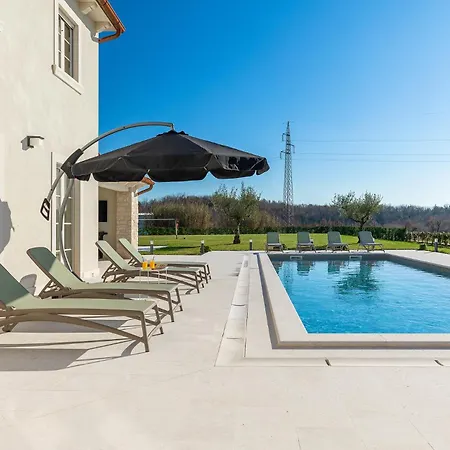 Beautiful Jurasi With Outdoor Pool In Tinjan Villa