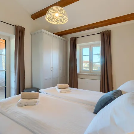 Beautiful Jurasi With Outdoor Pool In Tinjan Villa *