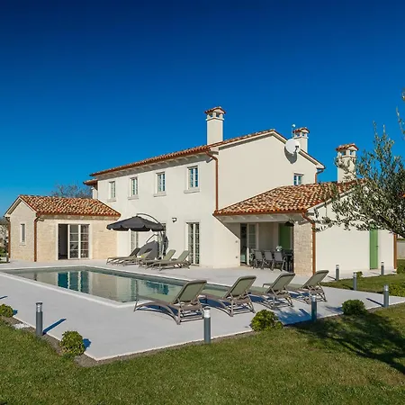Villa Beautiful Jurasi With Outdoor Pool In Tinjan Muntrilj