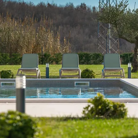 Beautiful Jurasi With Outdoor Pool In Tinjan