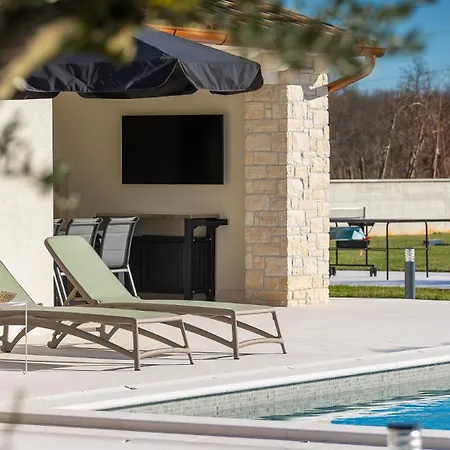 Beautiful Jurasi With Outdoor Pool In Tinjan Willa