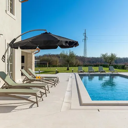 Beautiful Jurasi With Outdoor Pool In Tinjan Muntrilj