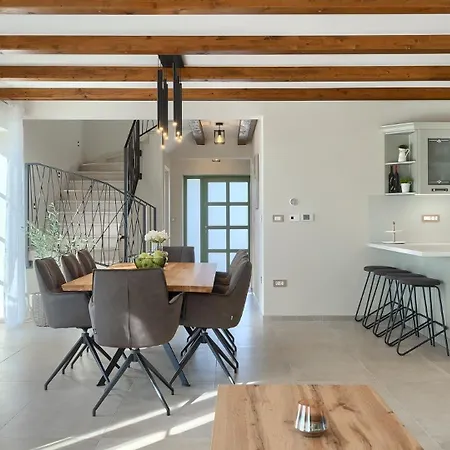 Beautiful Jurasi With Outdoor Pool In Tinjan Вилла Muntrilj