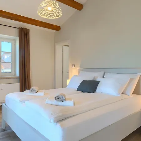 Beautiful Jurasi With Outdoor Pool In Tinjan Вилла