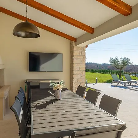Beautiful Jurasi With Outdoor Pool In Tinjan Вилла